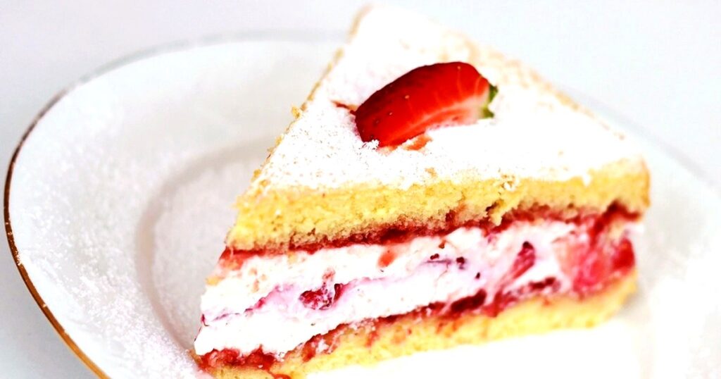 お皿にのったいちごのショートケーキのひと切れ
