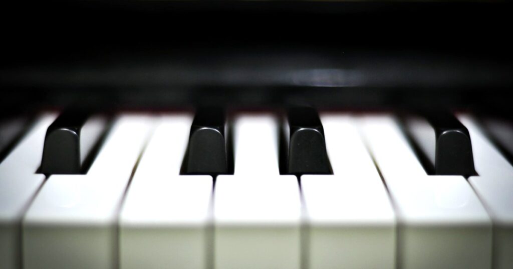 ピアノの白い鍵盤と黒い鍵盤