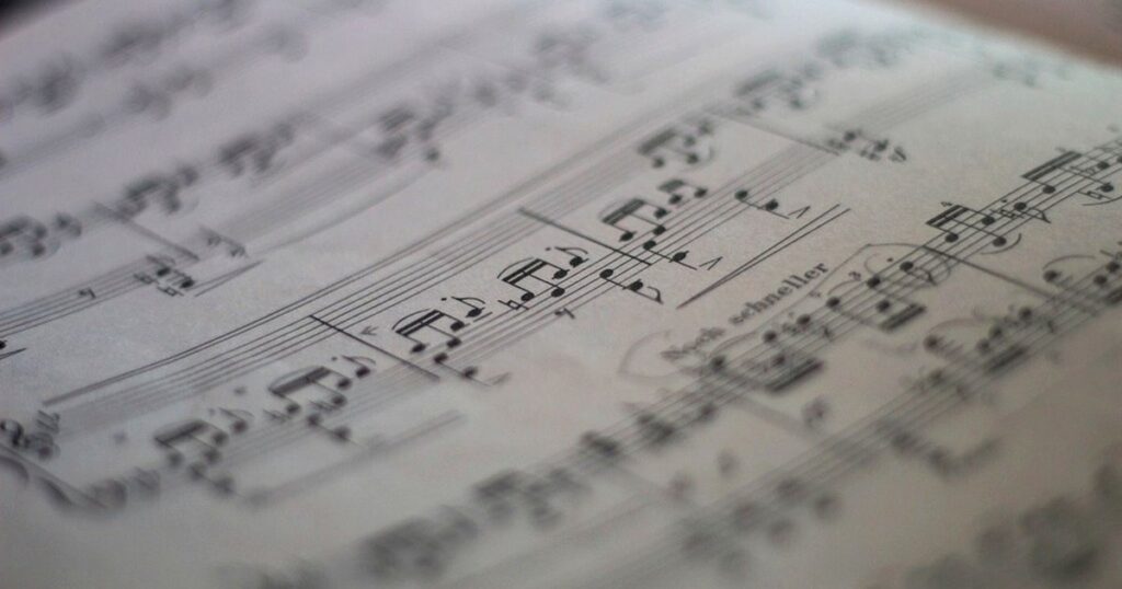 音符が並ぶ楽譜のアップ