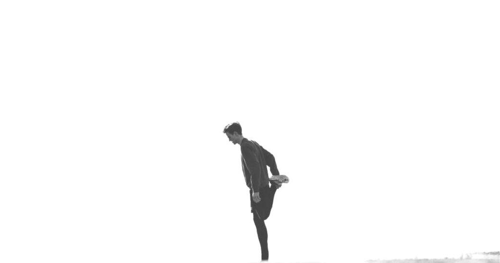 運動の前にストレッチをする人