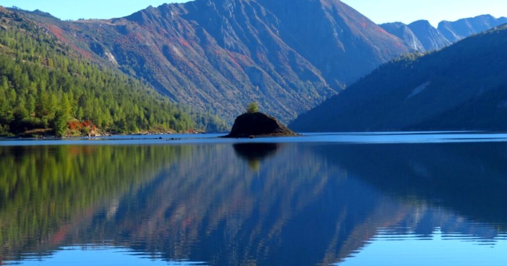 湖の向こうに連なる山々と手前の森