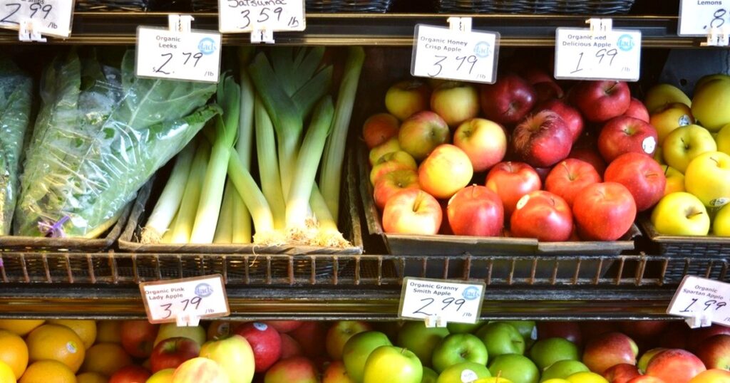 値札が並ぶ店先の野菜と果物