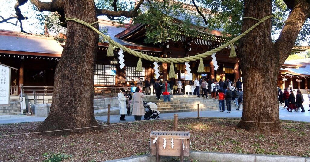 木々に囲まれた神社の境内。神無月の伝承を考えるイメージ写真