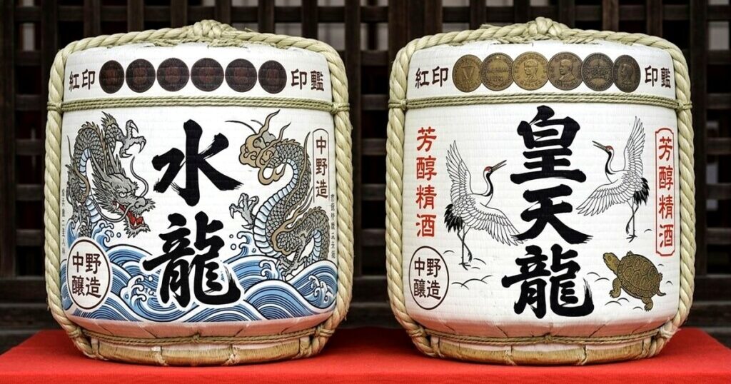 日本酒の酒樽が並ぶ様子